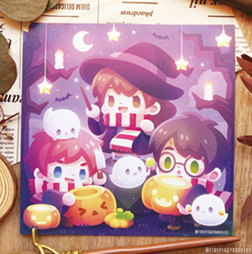 Plonge dans la magie de Poudlard avec ce print carré Harry Potter signé Firepiggy. Fanart unique et imprimé d’art premium, parfait pour tout fan de l’univers magique.