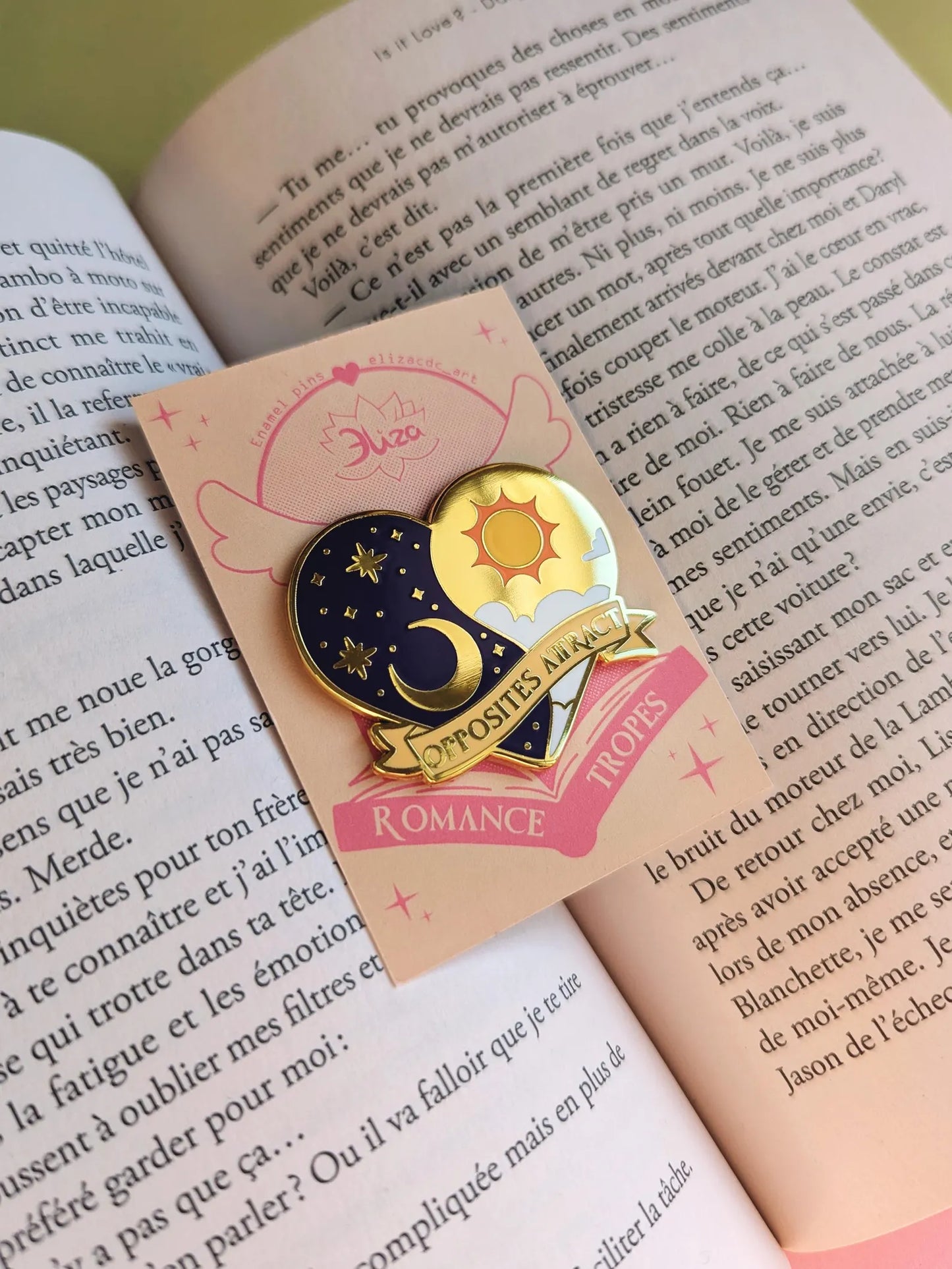 Pin en émail Opposites Attract Eliza ACDC